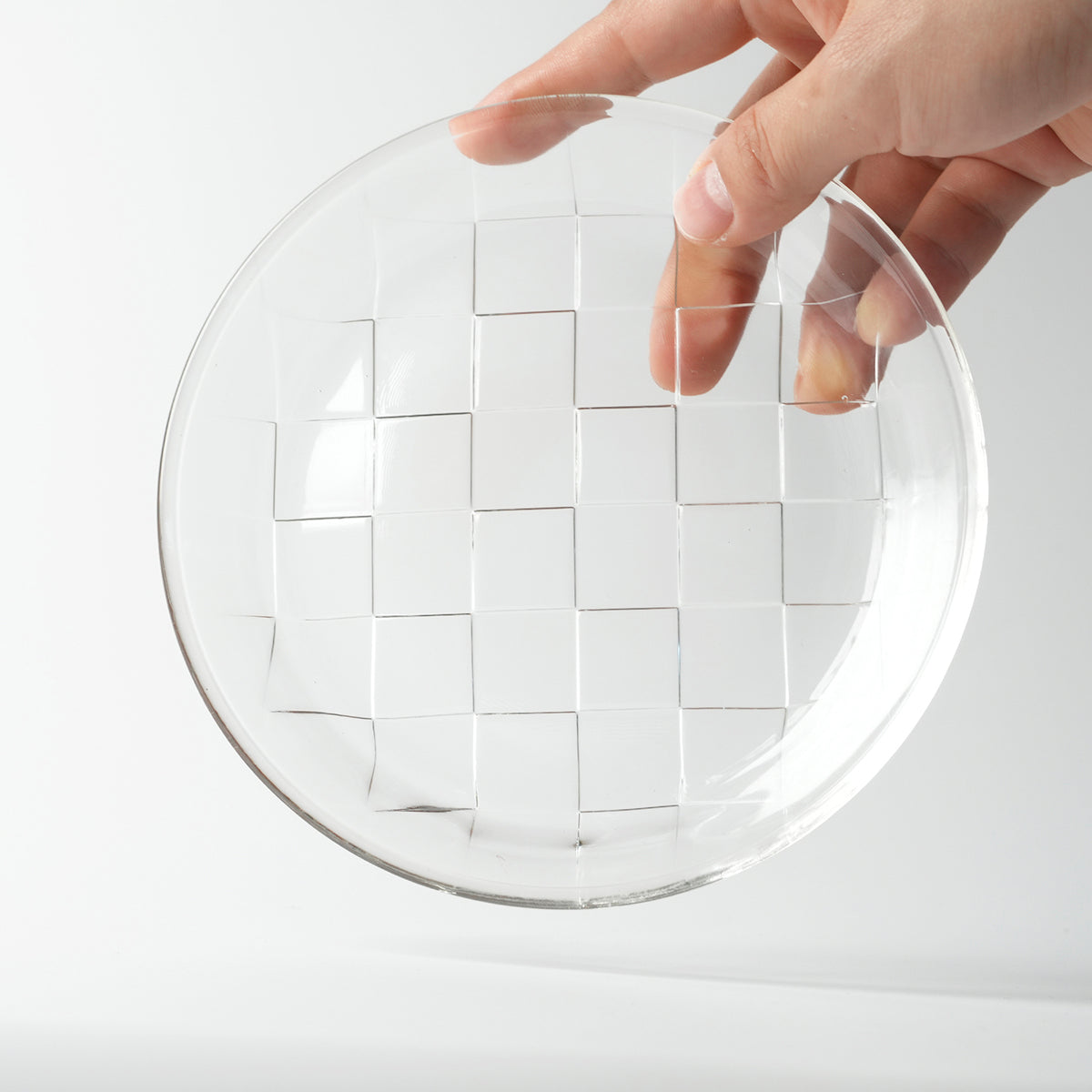 Recycled glass plate from Taiwanese craftmanship. Golden Pin Design Award. Glass tableware.
