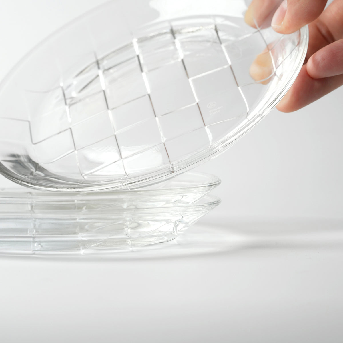 Recycled glass plate from Taiwanese craftmanship. Golden Pin Design Award. Glass tableware.